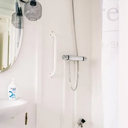 Comfortable One-bedroom Apt. In The City Center アパート *